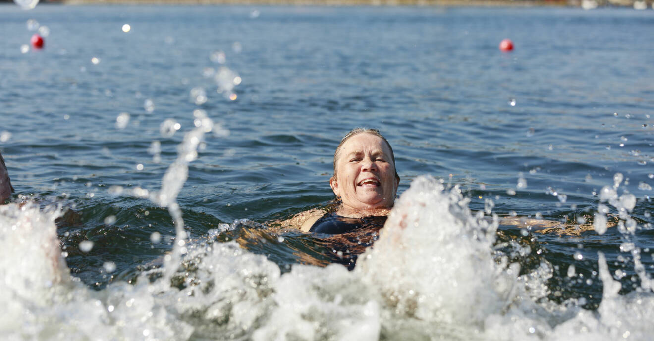 Kvinna badar i havet.