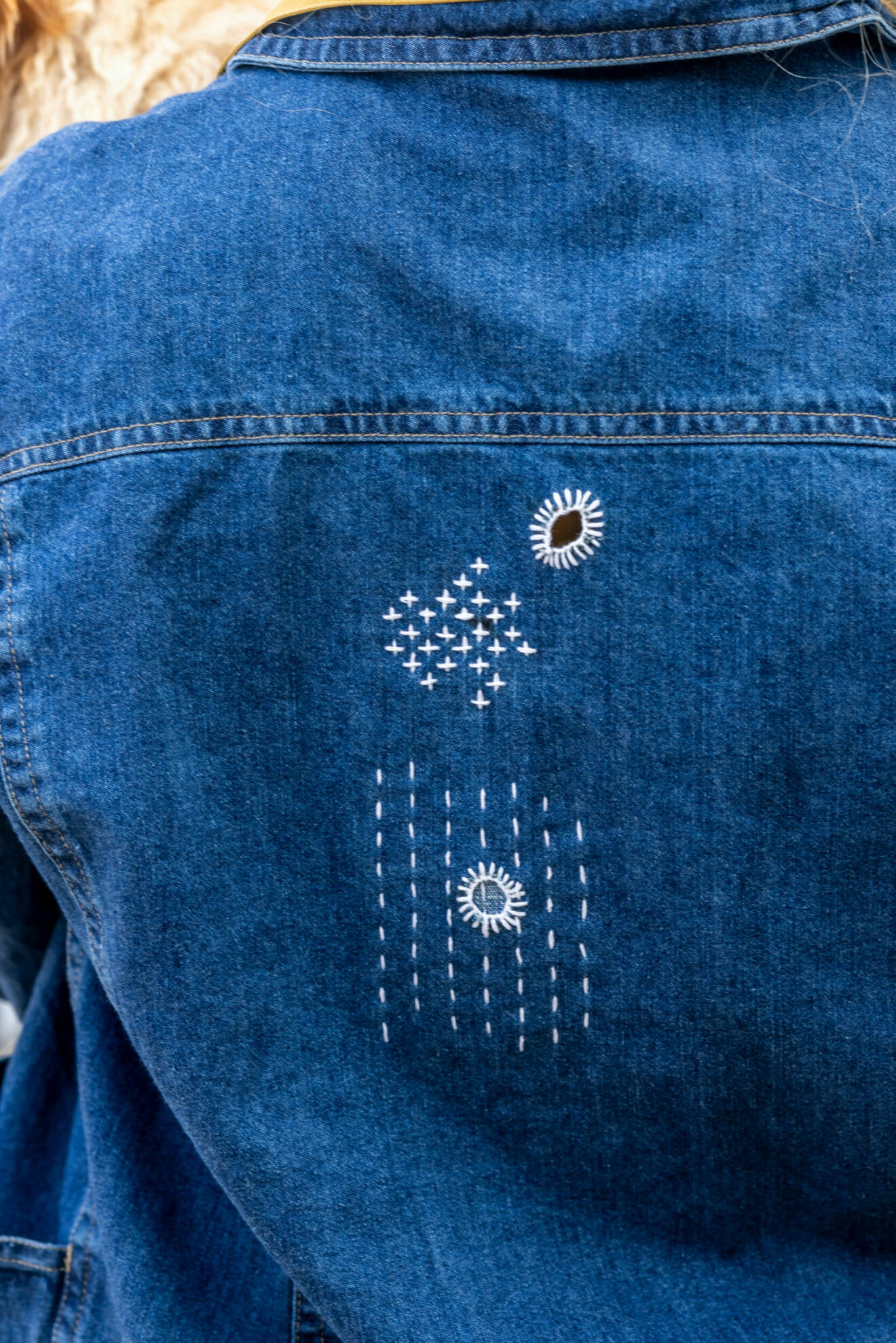 en jeansjacka med saichikobroderi på ryggen