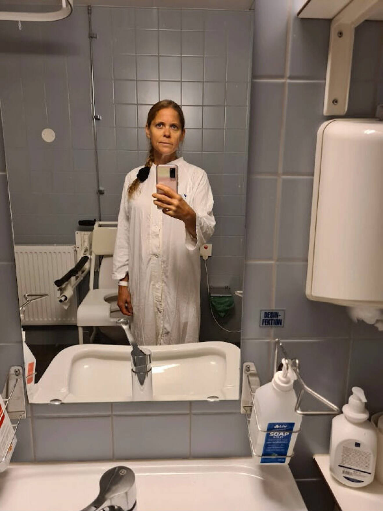 Ulrika tar selfie på sjukhuset