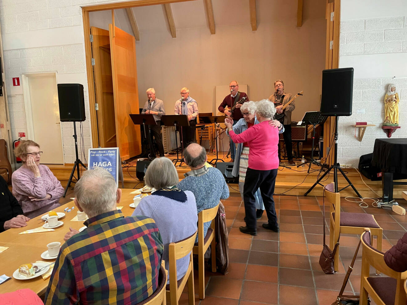 Pensionärer i Söderköping sjunger och dansar.