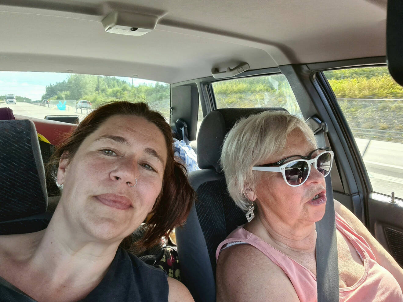 Mor och dotter i bil