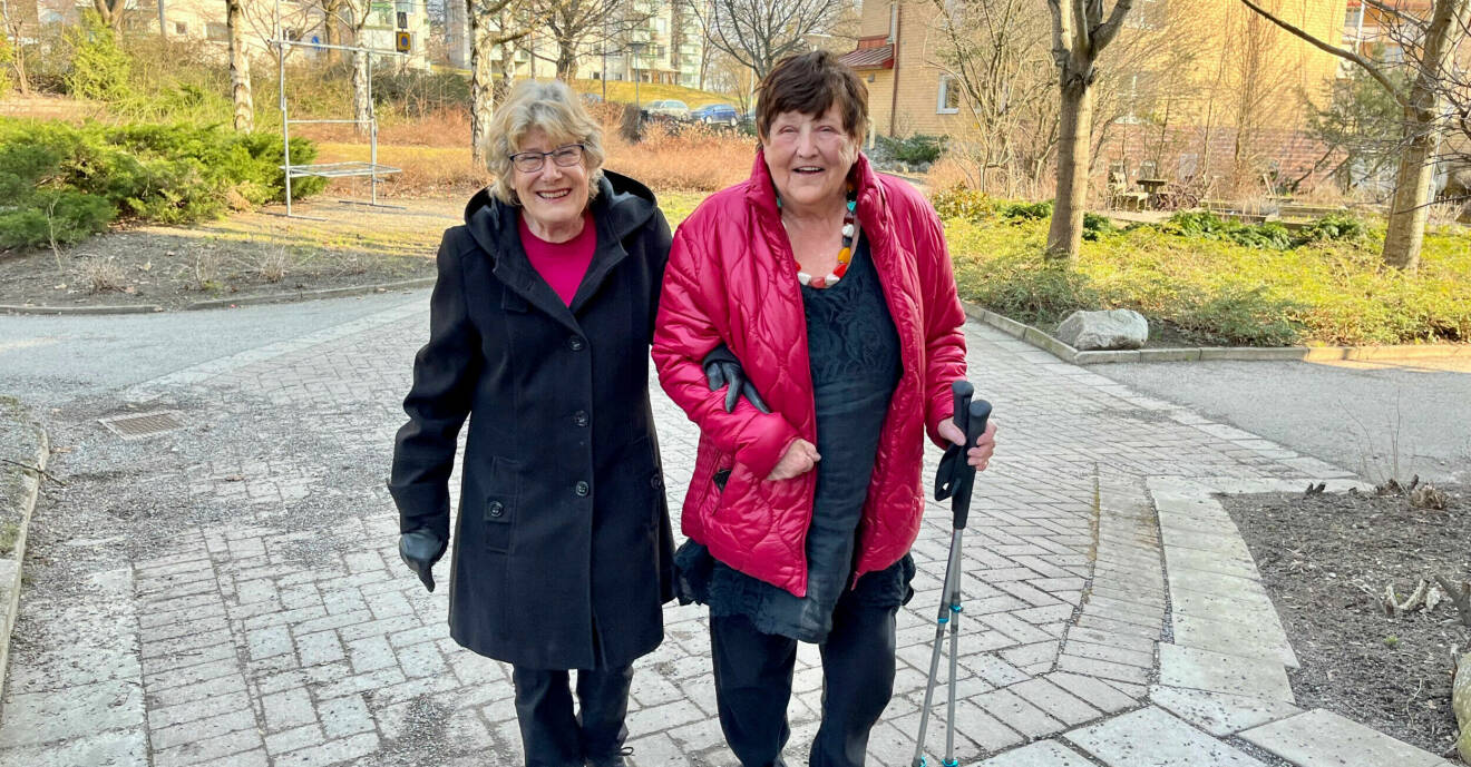 Birgitta och Lise-Lotte är bästa vänner, här på promenad med gåstavar