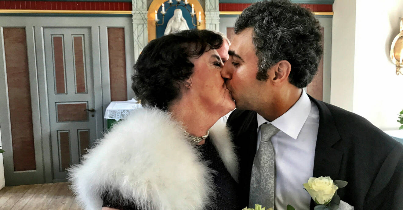 Ulla och Hamzeh gifter sig och pussas på bilden.