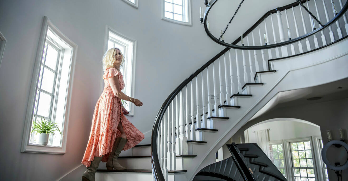 Maria Montazami går upp för en trappa i sitt vackra hem.