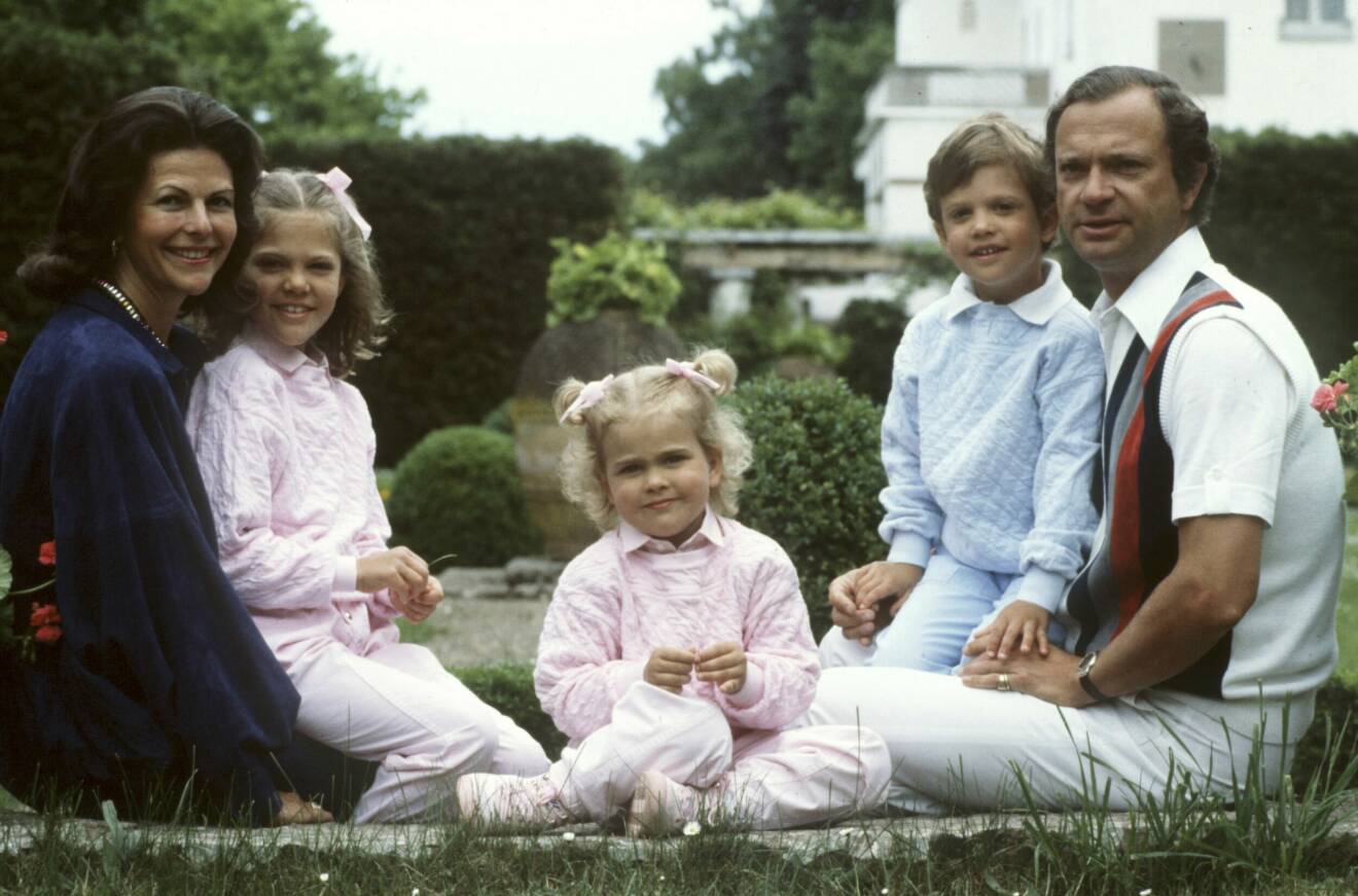 Kungen och Silvia och barnen sitter på gräsmattan.