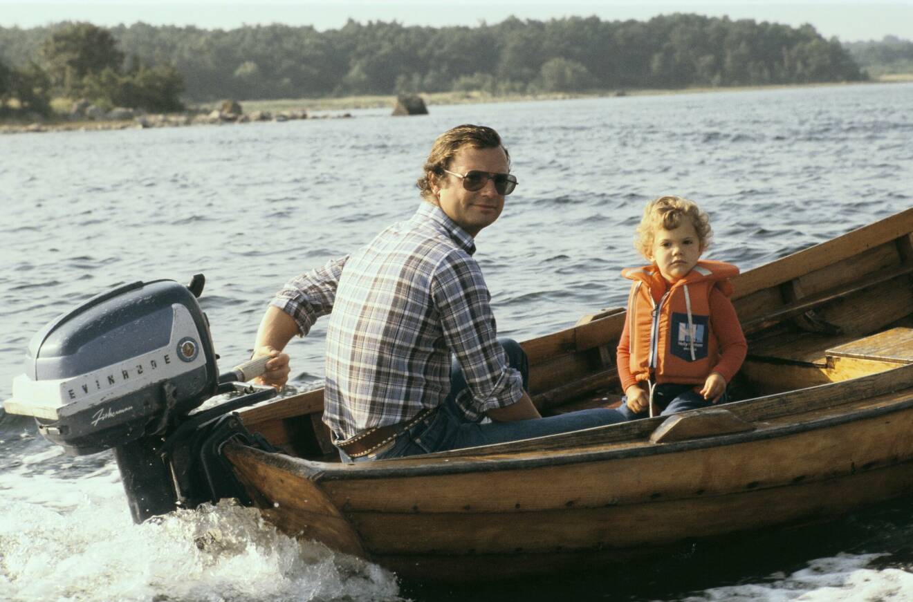 Kungen och Victoria åker båt på Öland.