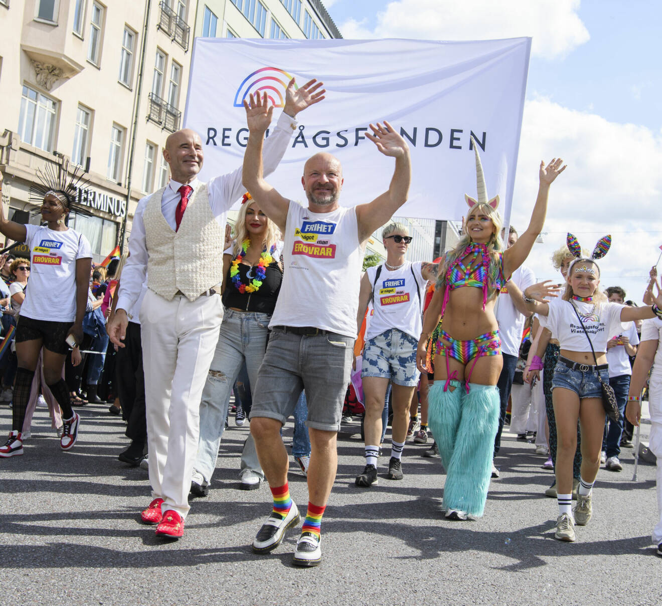 Mark Levengood och Jonas Gardell gick tillsammans med Regnbågsfonden i Prideparaden i Stockholm 2023.