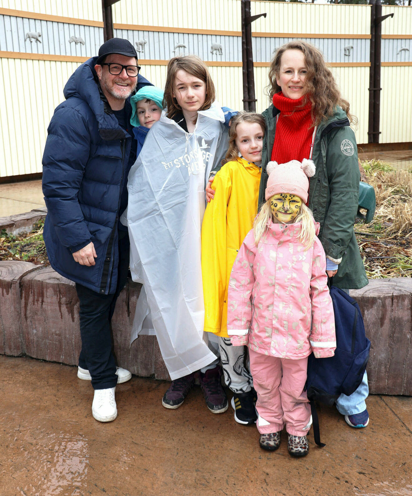 Morgan Alling och hans familj, frun och fyra barn, på besök på Kolmården.