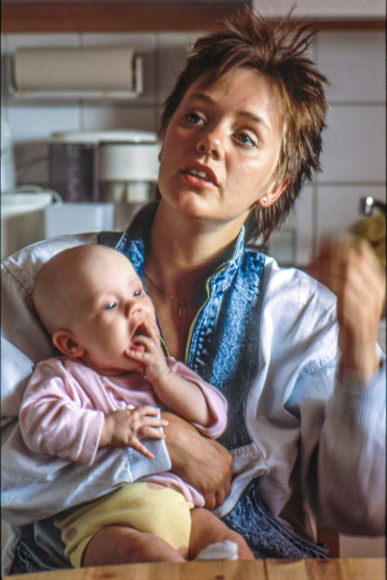 Åsa Jinder som ung med Josefin Jinder som bebis.