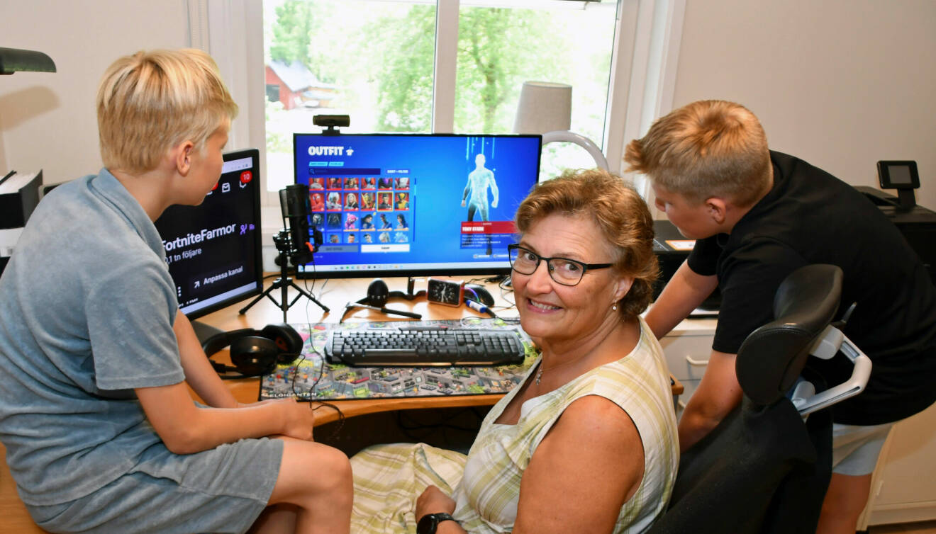 Susanne spelar Fortnite som Fortnitefarmor med sina barnbarn vid datorn.