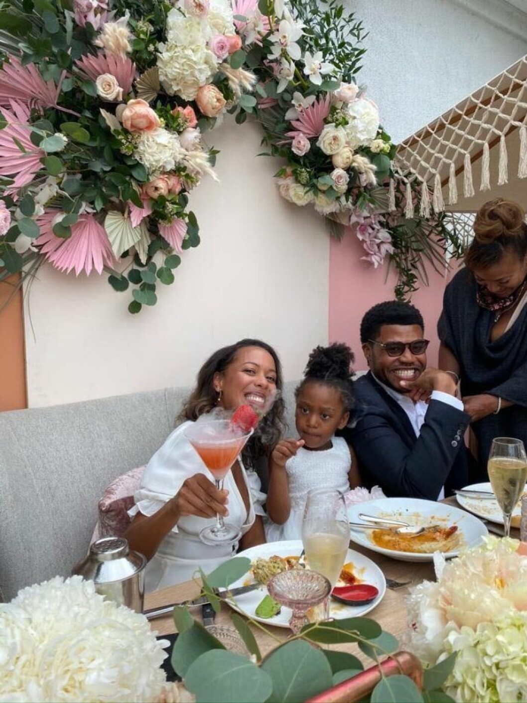 Efter vigseln firade Amir och Linnéa i ett mindre sällskap bestånde av familj och vänner. Bild: Privat