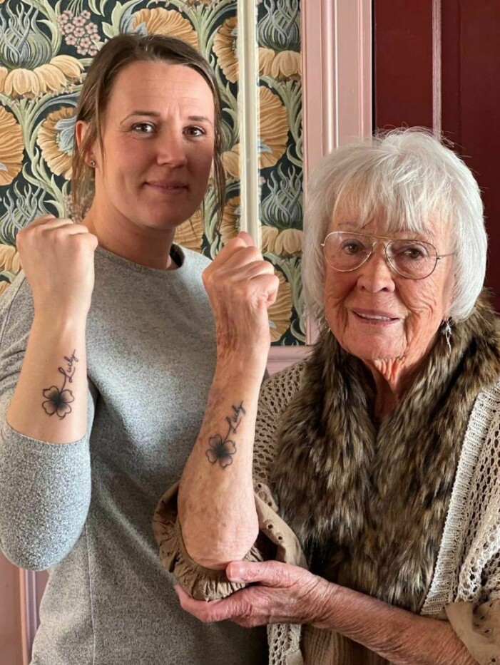 Jenny Gustafsson och mormor Märtha Månsson.