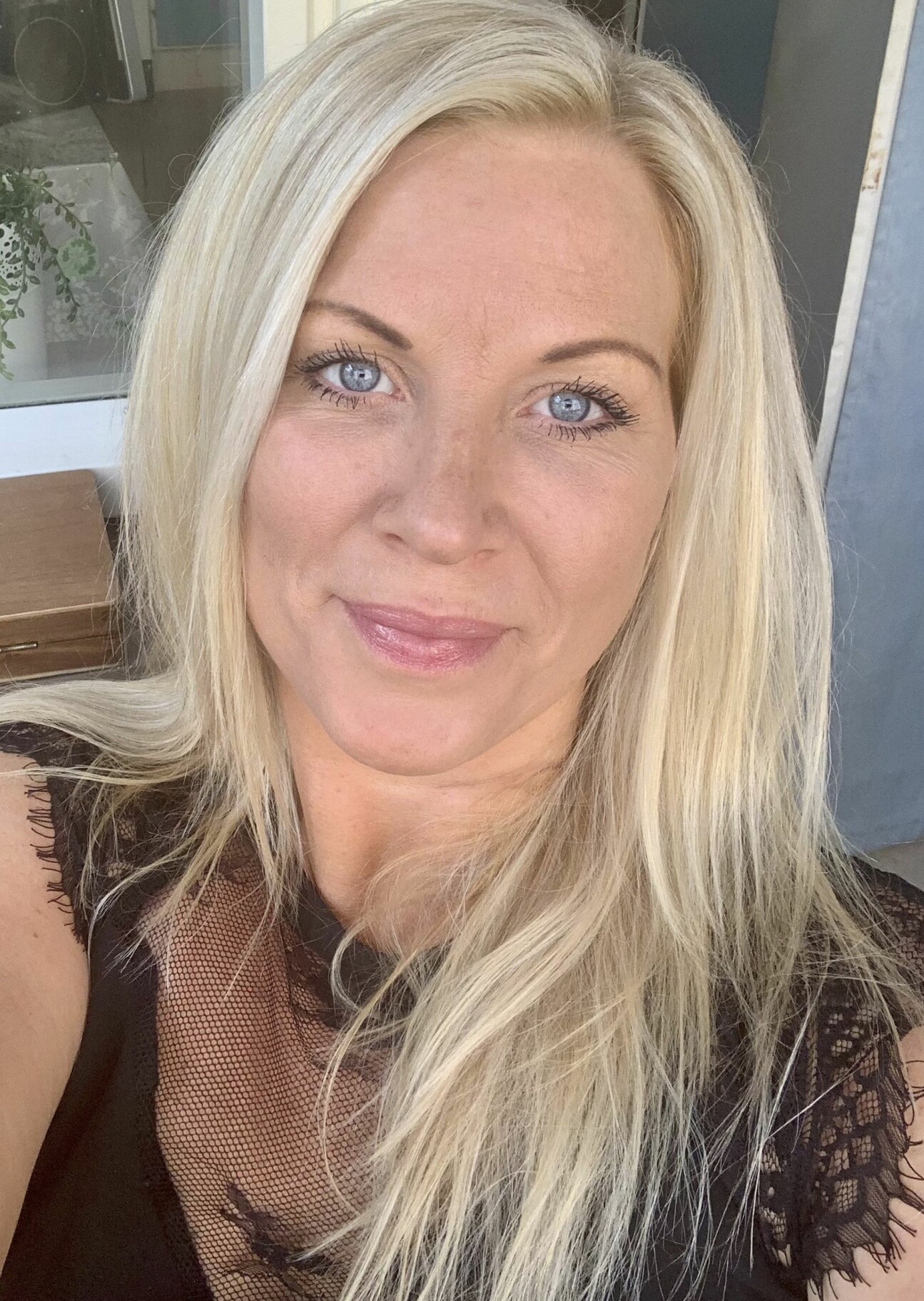 ”Vi som har varit i mörkret vet hur viktigt det är att inte känna sig ensam, att ljusstrimman föds i gemenskapen”, skriver Isabella Sedin. Småbarnsmamman Isabella Sedin hamnade på en sluten psykiatrisk avdelning på Sankt Görans sjukhus efter en psykos. Där träffade hon andra intagna som hon delade glädje och sorg med.