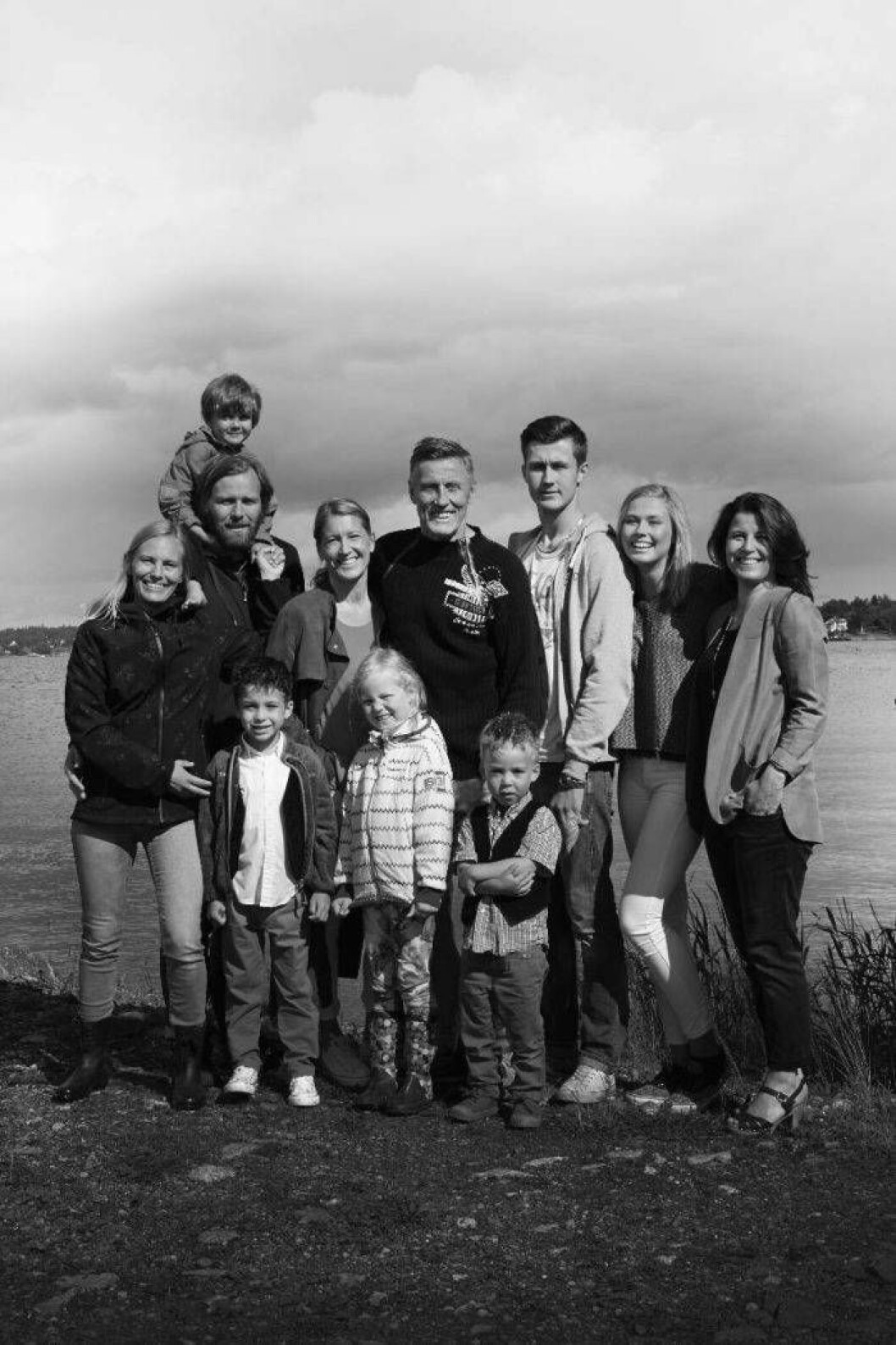 Börje har en stor härlig familj: Fr v sonen Anders med barnbarnet Ivan och sin sambo Jenny, Börje med Pia, barnen Rasmus, Bianca och Teresa och längst fram barnbarnen Mandel, Nova och Charlie. Börje Salmings familj