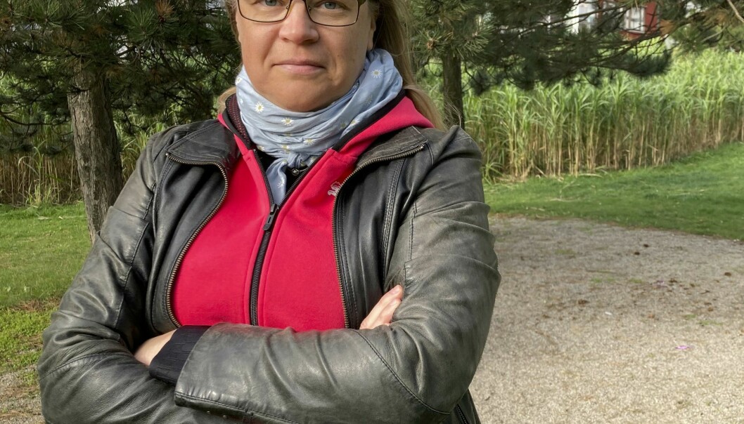 Malmöbon Helena Frank arbetar som syntolk och vet vad konsekvenserna kan bli av felparkerade elsparkcyklar. Malmöbon Helena Frank arbetar som syntolk och vet vad konsekvenserna kan bli för exempelvis synskadade av felparkerade elsparkcyklar.