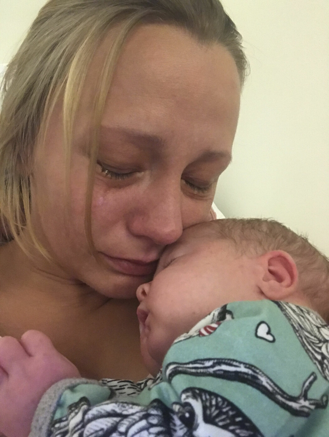 Malins misstankar om att något inte stod rätt till med Elton stämde, han hade fått en svår hjärnskada. Malin håller Elton nära sitt ansikte och gråter stilla.