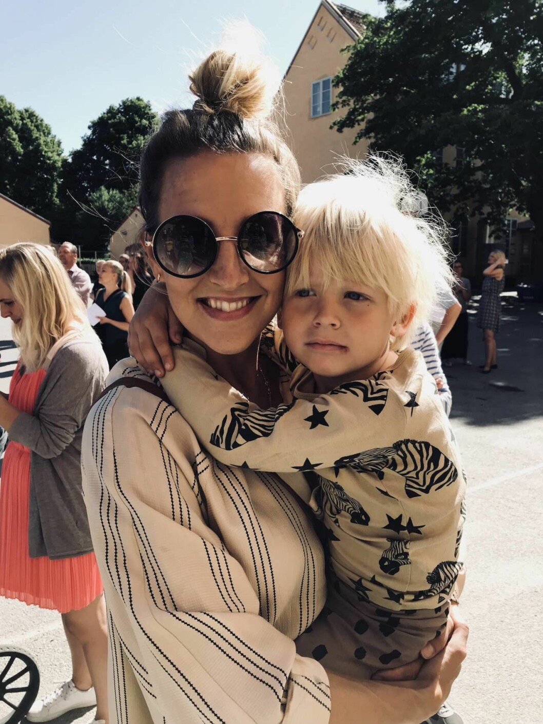 Therese tycker att förlossningar kan liknas vid att ”råma ut en hörnsoffa” och tackar sin förträngningsförmåga för att hon ändå har tre barn, nämligen guldklimparna Mira, Morris och Kasper. Här med Morris på armen. Therese Krupa och sonen Morris.