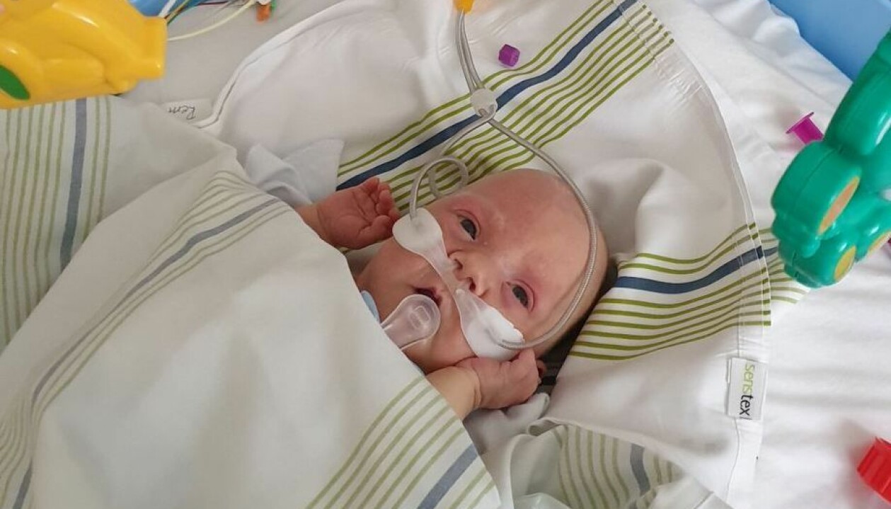 Snart får Luna komma hem! Foto: Privat En liten bebis med syrgasslangar i näsan i en sjukhussäng.