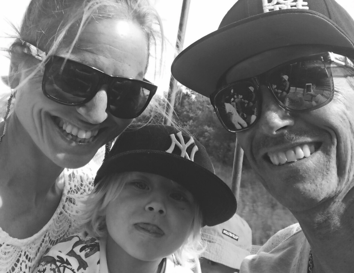 Sonen Walter är trespråkig och får hänga med på äventyren. Foto: Privat Johanna tillsammans med Anders och sonen Walter.