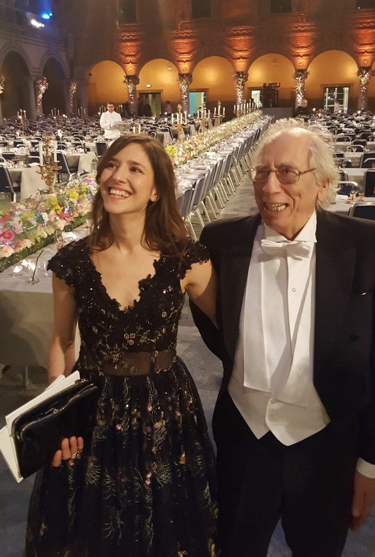 Nobelbanketten är ett av de finaste minnen Philomène har av sin far. Izzy Young och Philomène Grandin på Nobelbanketten i Blå hallen i Stockholms stadshus.