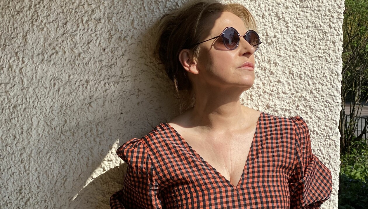 – Förra sommaren hade jag först corona och sedan borrelia. I år vill jag bara gå omkring på landet och pyssla i lugn och ro, säger Anna Mannheimer.<strong></strong> Anna Mannheimer har en podd tillsammans med sin bonusson.