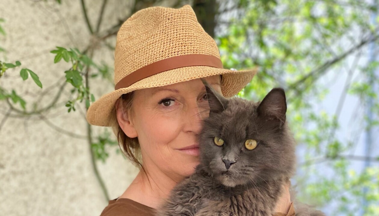 Anna Mannheimer och jättekatten Svante Kåre. Anna Mannheimer
