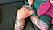 Linda Engman visar bilden av en bröstvårta som hon tatuerat på sitt lår
