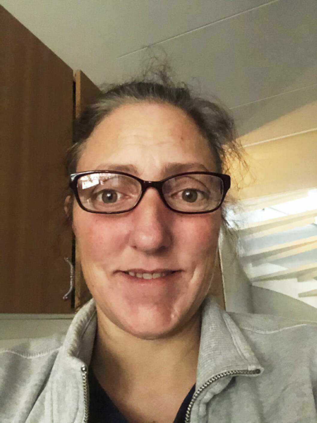 ”Då skulle jag få planera mycket mycket mer”. Om grundskolorna stänger blir den extra utgiften för lunch till barnen tuff att klara. Susanne Ek, 45, från Linköping står i sitt kök.