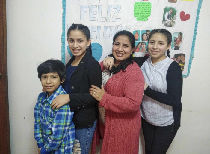 Under tiden i Peru var saknaden stor för Ruth och hennes äldsta barn Enmanuel, Camila och Teresa efter tvillingarna och Johan hemma i Sverige. Ruth Acosta med sina äldsta barn Enmanuel, Camila och Teresa Acosta i Peru.