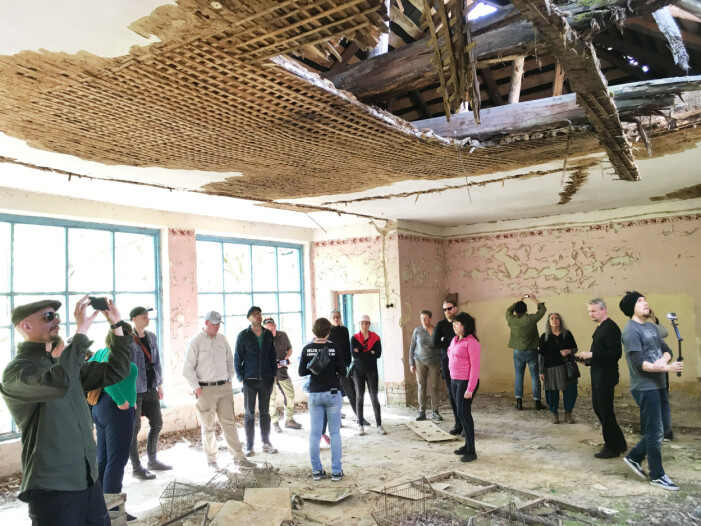 Helen, med ryggen mot kameran, guidar "indieturisterna" i Tjernobyl. Efter kriget har hon flytt till Sverige. Turister i Tjernobyl
