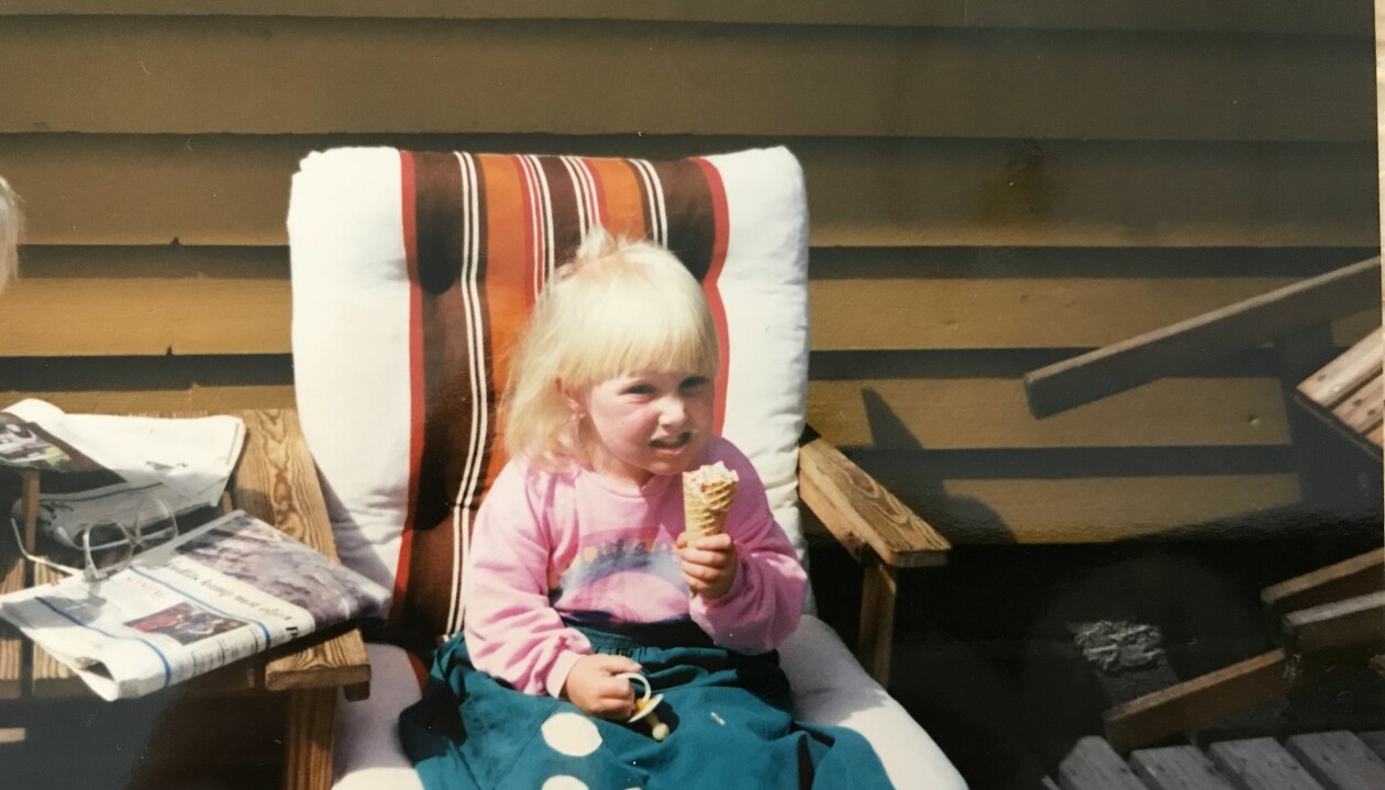 Det stora engagemanget i föräldrarnas relation har satt spår hos Åsa som följt med henne in i vuxen ålder. Foto: Privat Åsa sitter i en solstol och äter glass.