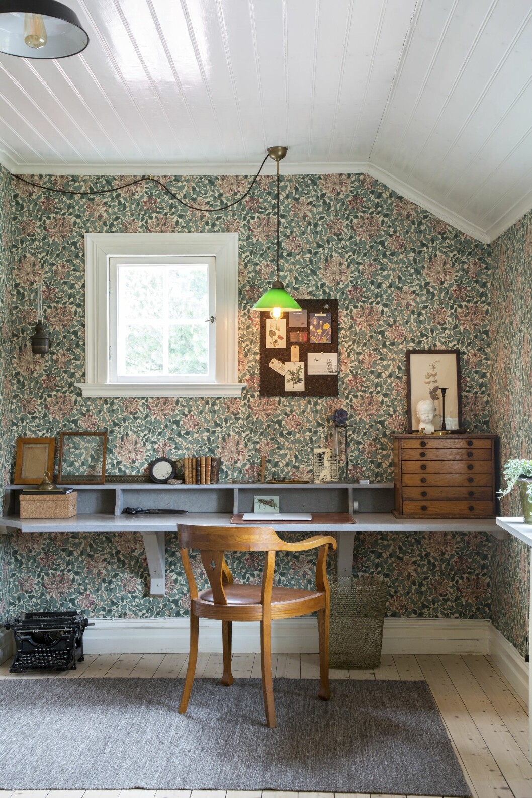 Mönstret <span class=" italic" data-lab-italic_desktop="italic">Honeysuckle</span> designades 1883 av May Morris (1862–1938), dotter till William Morris. Trots att May Morris var en de kvinnliga pionjärerna inom Arts & Crafts-rörelsen och designade några av företagets viktigaste textilier, blev hon överskuggad av sin berömda pappa och en del av hennes arbeten blev tillskrivna honom. Skrivbord med mönstret Honeysuckle, designat av William Morris dotter May Morris.