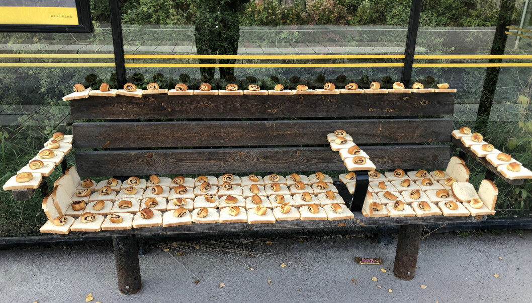 En bänk kläddes helt in i bröd och bullar i Uppsala.