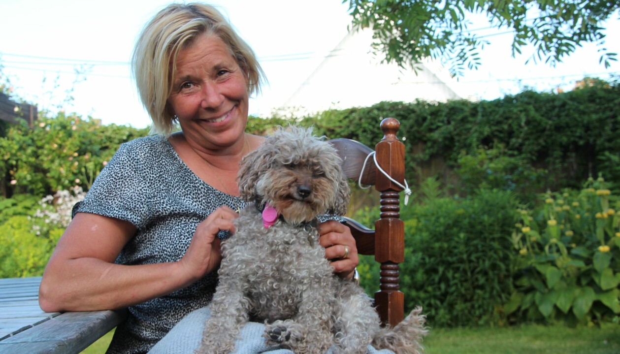 Christina med sin första hund Lilly, en renrasig dvärgpudel. " Jag älskar henne, men jag kommer inte köpa från en kennel igen".