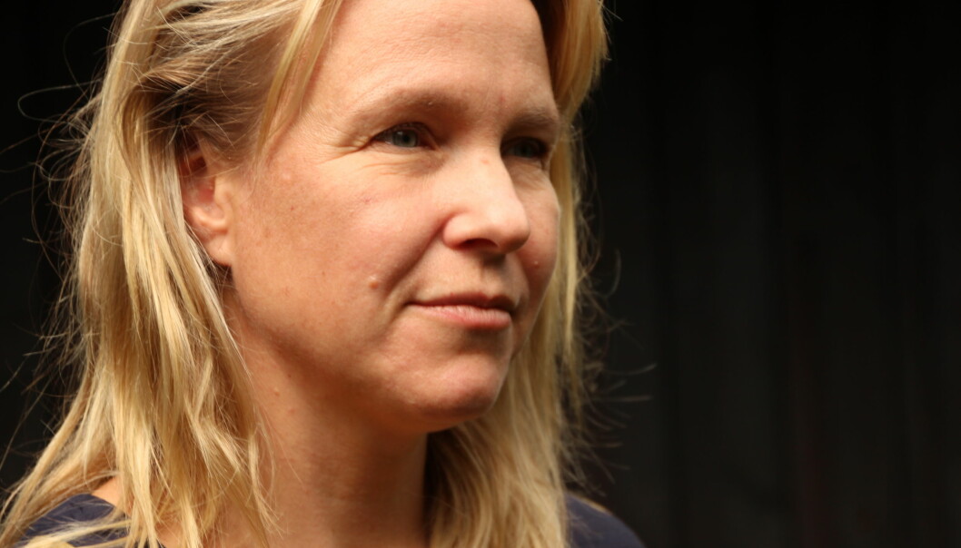 I detaljerna finns det som för andra faller naturligt. Anna-Maria Olofsgård tittar i profil med svart bakgrund. Närbild på ansiktet.