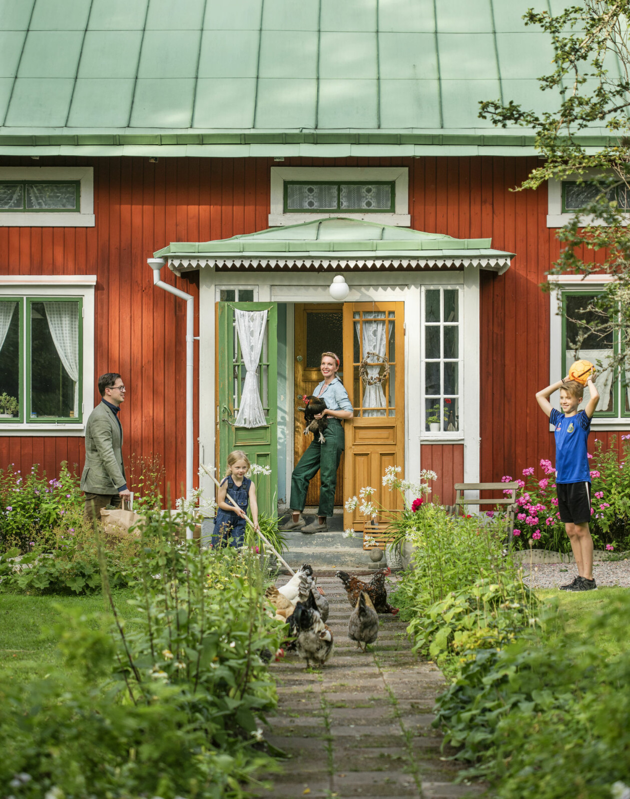 Byggnadsantikvarien Erika Åberg från Det sitter i väggarna på SVT med sin familj framför deras hus.