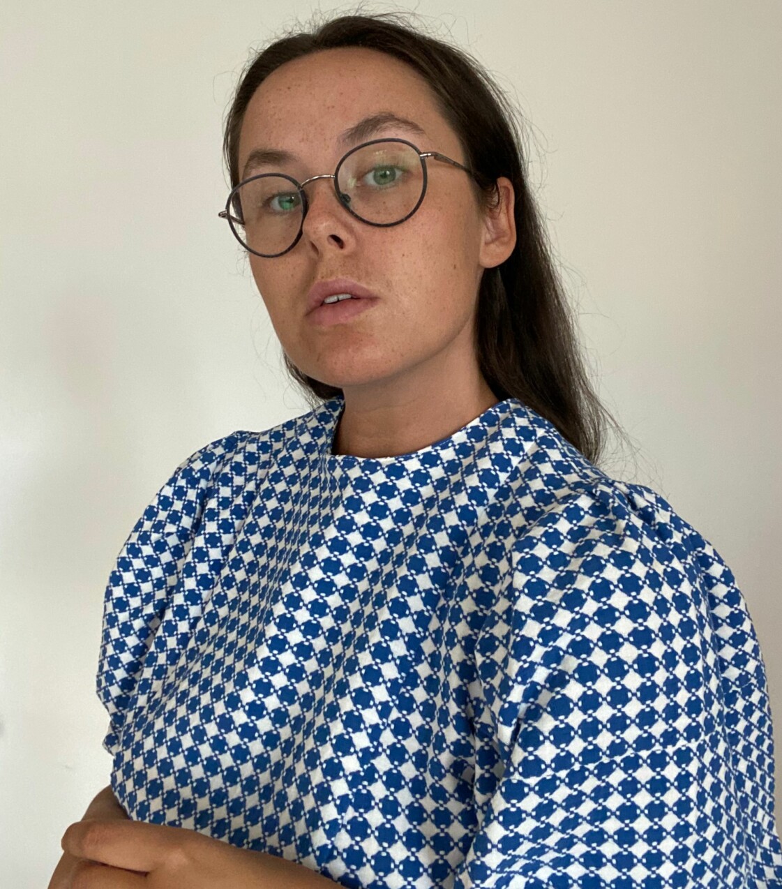 Att se sig själv som sjukskriven var nödvändigt för Majas återhämtning. Men nu vill hon lämna utbrändheten bakom sig, och har därför slutat brodera ut sina sjukcitat. Maja blickar in i kameran.