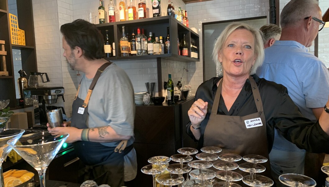 Kemiläraren Annika Andersson gjorde sitt första pass i baren på Kollektivkrogen. Nästa gång kan det bli servering eller kök. Annika Andersson på Kollektivkrogen
