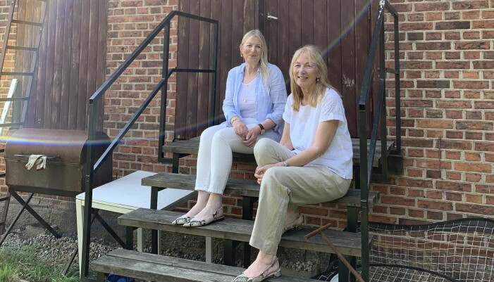 Ingela och Marianne Frid Ferm på baksidan av det som en gång var byns tågstation. Idag en privatbostad. Ingela Ferm och Marianne Frid Ferm har skrivit om Hurvamorden