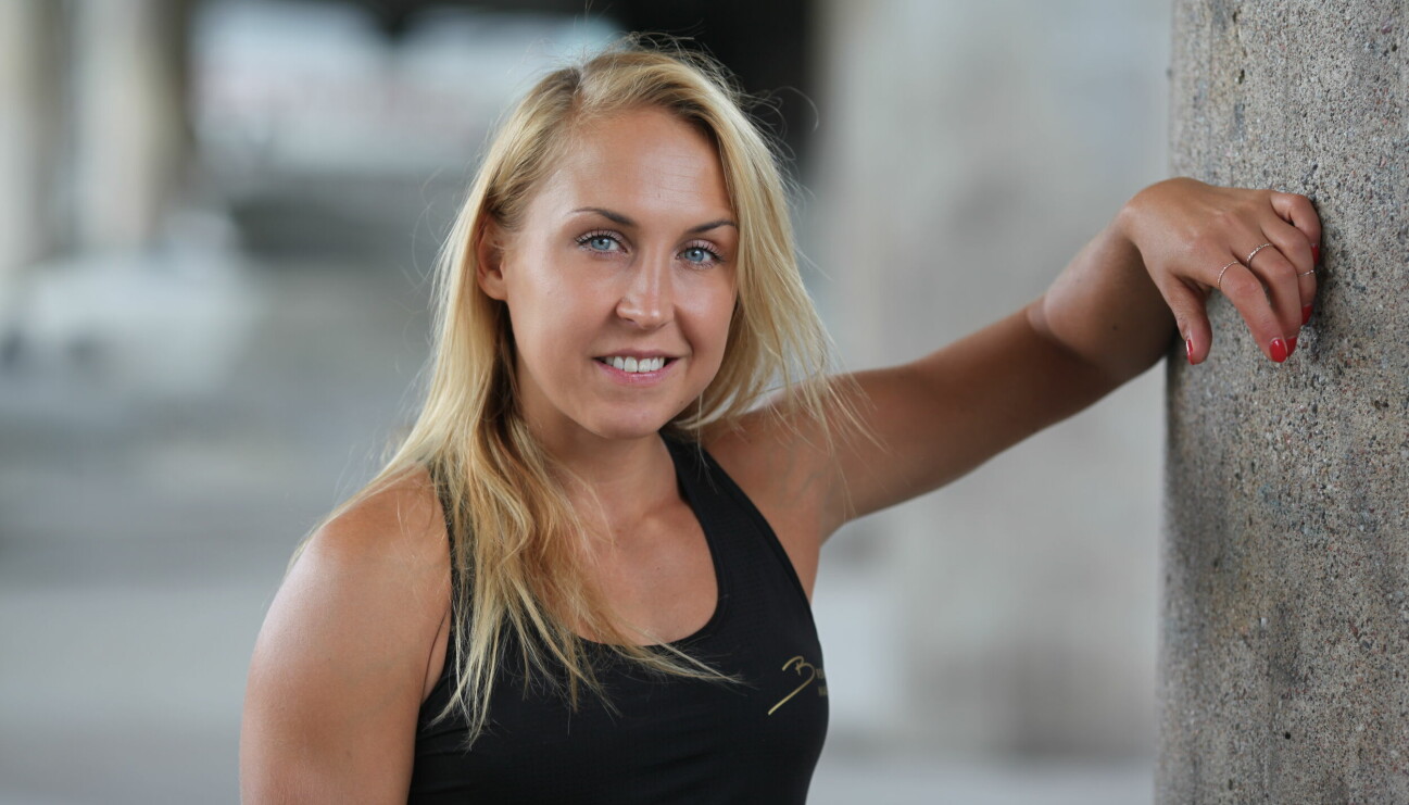 Elin Härkönen siktade mot VM i voltige när hon bröt nacken. Hon kämpade sig upp till en karriär som elitidrottare när nästa smäll kom – pojkvännen Paolo Roberto greps vid en bordellrazzia och dömdes för att ha köpt sex.