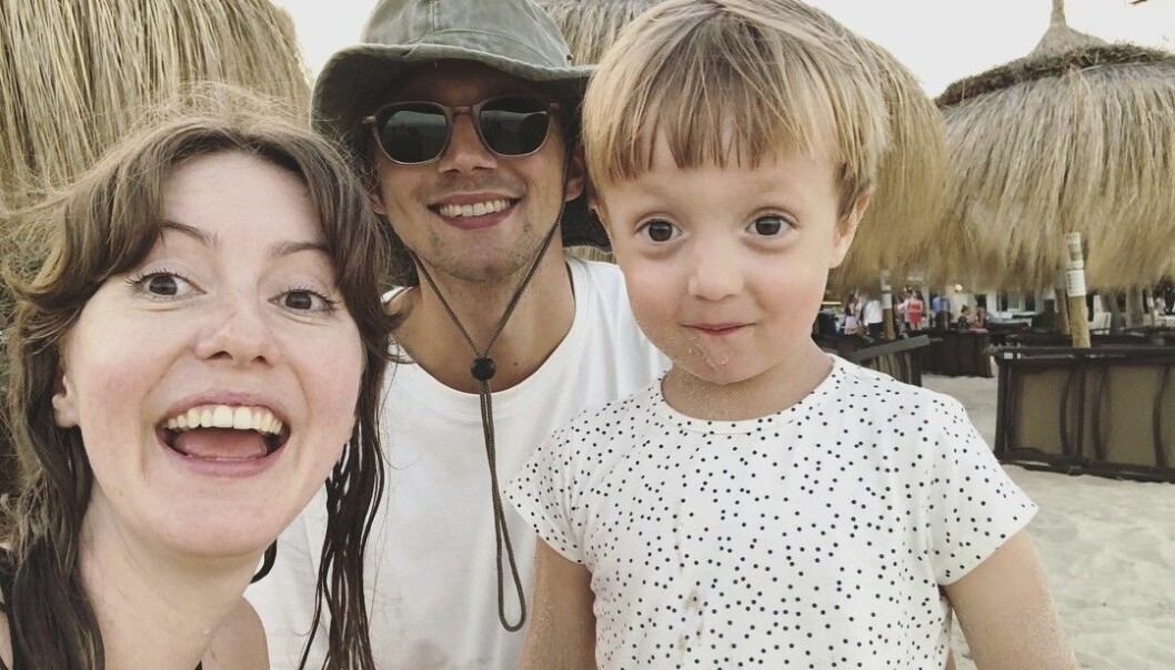 Sanna, Fredrik och Charlie på Mallis. Skådespelaren Sanna Sundqvist med sin pojkvän och äldste son på en strand på Mallorca.