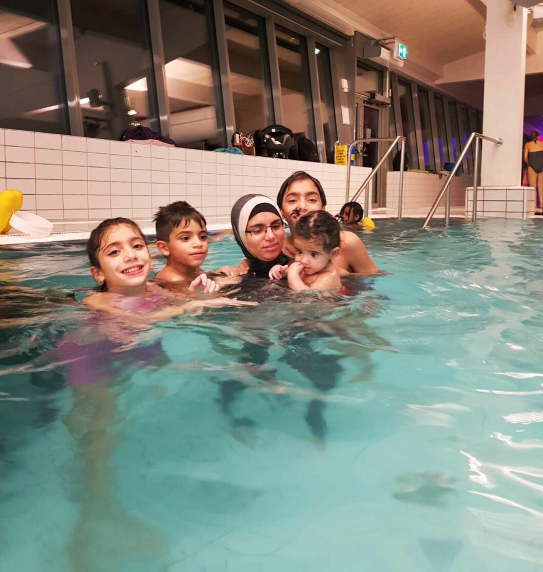 Inaam Arabi med barnen i en pool