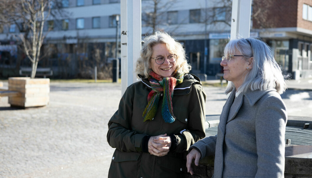 Brevvännerna Ing-Marie Rasmusson och Lisbet Fransson på torget i Älmhult.