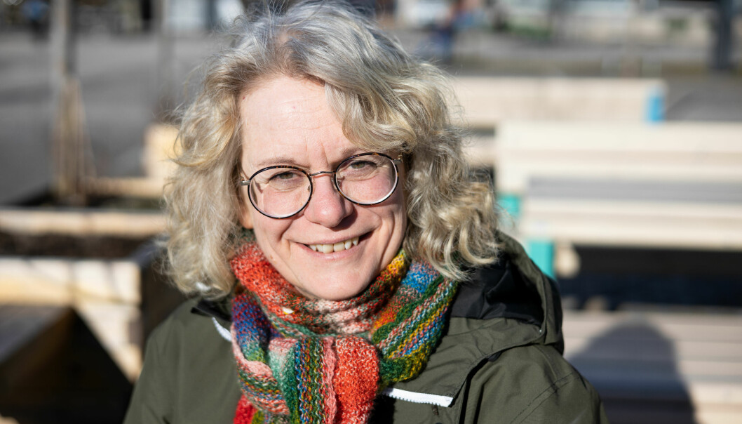 Ing-Marie Rasmusson i vårsolen på torget i Älmhult.