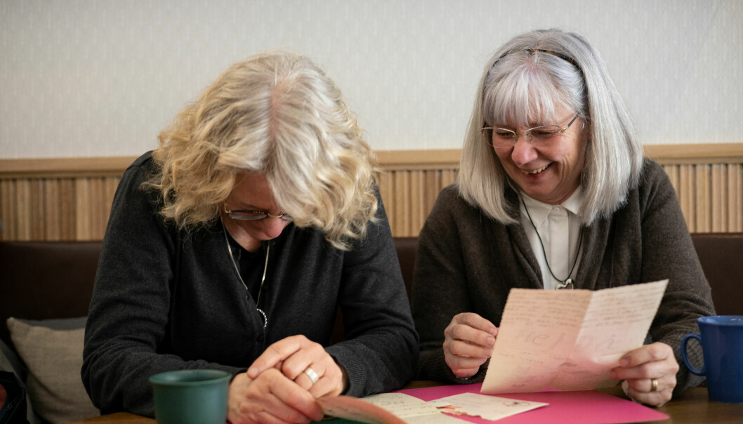 Ing-Marie Rasmusson och Lisbet Fransson skrattar gott när de läser de allra första breven de skickade till varandra när de började brevväxla för 50 år sedan.