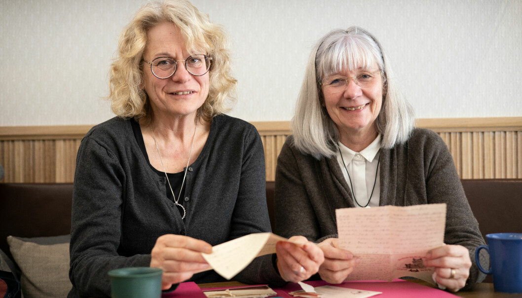 Ing-Marie Rasmusson och Lisbet Fransson läser några av alla de brev de skickat till varandra de senaste 50 åren.