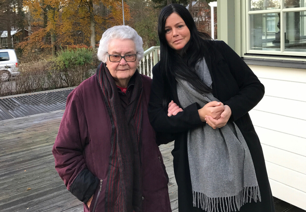 När läraren Gina berättade att hon inte kunde gratta sin mormor tog hennes elever initiativ till ett annorlunda firande. Bilden är tagen före coronautbrottet. Foto: Daniel Müllern. Inga tillsammans med sitt barnbarn Gina Straise Müllern.