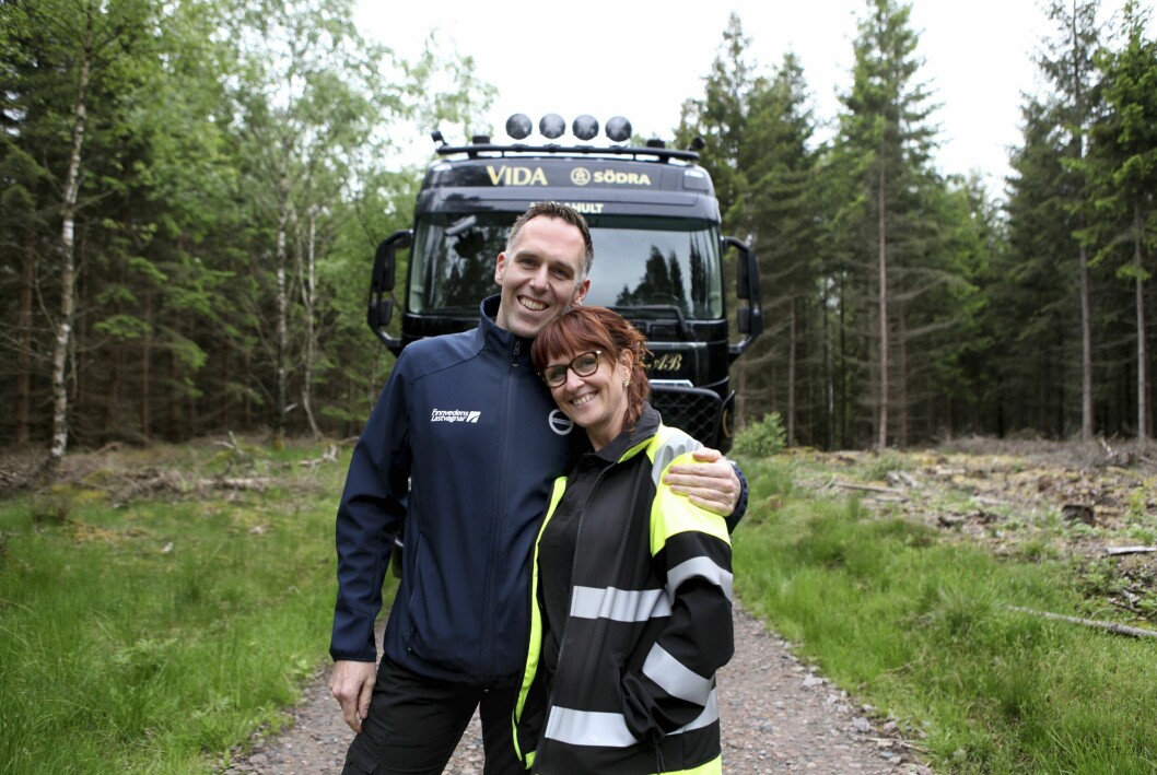 Inge Heimensen med kärleken Henkjan, som håller om henne där de står framför lastbilen i arbetskläder.