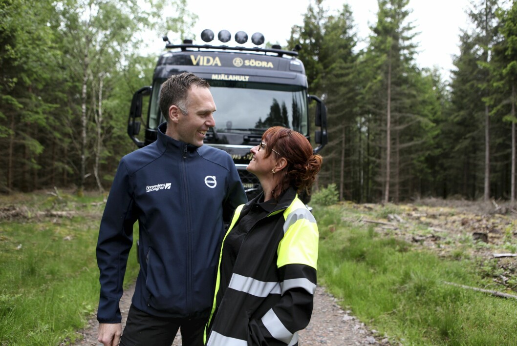 Inge Heimensen och Henkjan tittar ömt på varandra där de står framför lastbilen i arbetskläder.