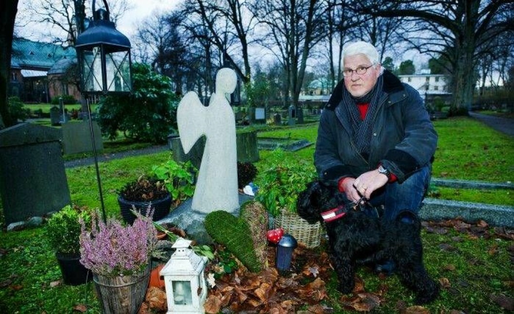 Ingemar och hunden Yocke vid Agnetas grav i november 2009. Då hade utredningen kommit fram till att det var en älg som låg bakom hustruns död. Foto: Christian Örnberg/TT